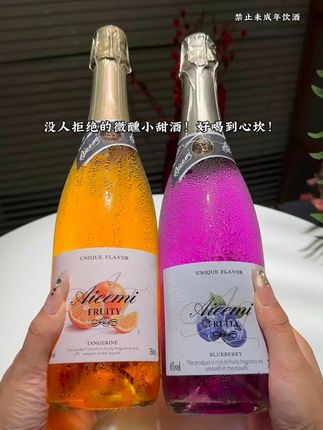 结束了一天的牛马工作日,必须给自己安排个小确幸! 哎蜜的橘子和蓝莓起泡酒,就是成年人专属的“情绪解药”。6度的酒精度不高不低,刚好能卸下一天的疲惫和防备。倒在玻璃杯里,看着气泡在杯中跳跃,清新的果味慢慢散开,抿一口凉丝丝的,上班当牛马的所有烦躁都被抚平,就这么安安静静享受片刻的放空与惬意,太舒服了。#你的中秋团圆搭子前来报到 #好喝到心花怒放 #我的微醺时刻 #故事与酒 #仙女都爱喝什么