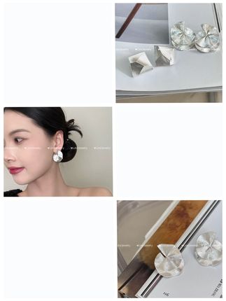 这款耳钉,是 “细节控的偏爱”。以 18K 镀金为基底,耳钉由多层不规则镂空几何片叠加而成,底层为大尺寸不规则圆形,中层为镂空三角,顶层为细小的不规则方形,每层几何片边缘均做了斜切处理,灯光下能折射出丰富的光影层次;表面刻有细密的几何暗纹,近距离可见精致细节,低调彰显工艺感。单只直径 2cm,层次丰富却不厚重,针体为镀金纯银,兼顾质感与舒适。搭配露肩上衣、半身裙的约会装,或衬衫、阔腿裤的通勤装,都能以光影流转的动态美感,增添穿搭的精致度。 #18K镀金几何耳钉 #多层镂空耳饰 #斜切光影耳钉 #细节控耳饰 #约会通勤配饰