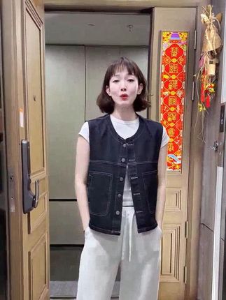 港味复古叠穿外搭显瘦牛仔马甲女秋季新款高级感时尚无袖坎肩外套 #上热门# 今日穿搭 #ootd分享# 穿出你的chic风