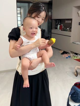 宝妈带娃神器!这款婴儿腰凳太懂带娃需求~加宽凳面贴合宝宝臀部,科学分散压力,宝宝坐得稳又舒服,还能帮助发育健康坐姿。透气网布不闷汗,妈妈腰腹受力更轻,出门遛弯、逛超市不用手抱,解放双臂超轻松,兼顾舒适与安全,带娃出门更省心!#宝妈带娃神器 #宝妈推荐 #带娃神器 #母婴好物 #宝宝巴士