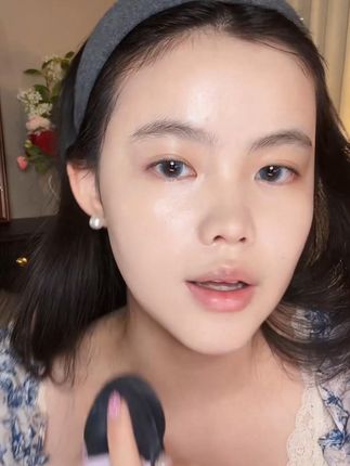 魅女郎粉底刷不吃粉扁平头 无痕化妆刷粉底液面膜刷 #美妆种草 #化妆刷推荐 #底妆技巧 #平价好物 #新手化妆 魅女郎红颜071一字型粉底刷,采用优质纤维毛,柔软亲肤不扎脸。扁平刷头设计,轻松打造无痕底妆,均匀服帖不卡粉。特殊工艺处理,减少粉底液残留,节省用量更经济。适合搭配各类粉底液、BB霜使用,一刷搞定全脸妆容。清洗方便,耐用不易掉毛,是化妆新手和老手的必备神器!