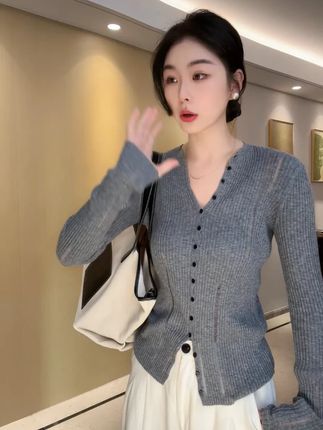 秋季破洞设计感单排扣长袖针织衫 #高级感穿搭 #百搭上衣 #时尚穿搭时尚穿搭时尚 #优雅气质 #内搭外穿都好看