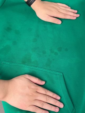 像衣服上的这种陈年老油印、新油渍该怎么清洗呢?试试这个#去油王,解决你衣服上油渍的烦恼#洗衣神器#居家必备