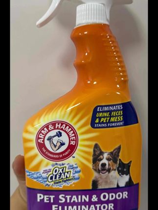 猫狗乱尿造成的污渍,还有股味那你真的就可以用这个,一喷一擦又 这个真的是越用越后悔, 早知道家里这些被猫狗乱尿的被子, 喷一下就可以解决, 我也就不会换着丢了。 你看,就像这个被狗狗尿过的被子, 就喷一下, 然后等它起泡, 玩10分钟手机 擦掉啊, 真的就可以去掉那些顽固的污渍 尿渍,它是通过过氧化氢 氧化蓄聚力的尿酸, 去渍的同时呢, 还能除臭, 平常无论是呕吐在床上 还是乱尿的垫子, 能喷下都是可以的, 还真的挺去味。 爱和美啊 上个世纪就在做家政清洁了, 除臭和安全报告也很齐全, 猫狗用的也放心。 像这么一瓶啊, 有946毫升, 性价比真的很高了, 养宠家庭可以用很久。 像家里咱们一股味还有污渍的, 真的可以去试一下。 #萌宠好物 #狗狗乱尿 #猫咪乱尿 #新手养狗 #狗狗除臭喷剂