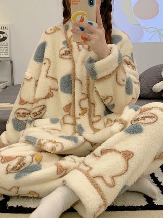 珊瑚绒睡衣女款爆款2025新款可外穿秋冬季加厚加绒保暖家居服 秋冬宅家刚需!这套小鸭印花睡衣太戳啦~ 蓬松的绒毛,触感软 fufu,保暖性拉满。萌萌的小鸭图案,奶呼呼的配色,穿上就像把可爱穿在身上,舒适又治愈,宅家幸福感直接 up!#秋冬睡衣 #加厚睡衣 #珊瑚绒睡衣 #开衫睡衣 #毛绒睡衣