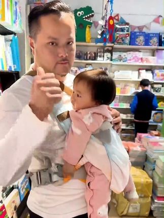 带娃出行 以前带娃抱娃,手酸得不行,还好老婆准备的这款婴儿背带,横抱、竖抱、背抱,适应宝宝不同成长阶段,能用到宝宝 3 岁,轻松抱娃,解放双手。#爸爸带娃 #母婴好物 #新手爸妈 #带娃出行 #育儿经验分享