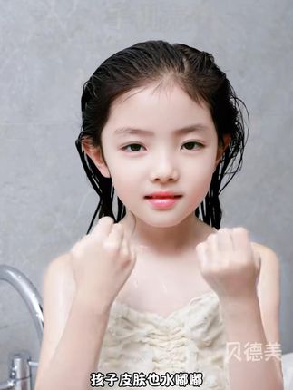 每次 #宝宝洗澡 都很头疼,完全没办法安静下来好好洗, 还好我有制胜法宝 #泡澡球 ,水里一丢,就光盯着小彩虹了! #宝宝泡澡