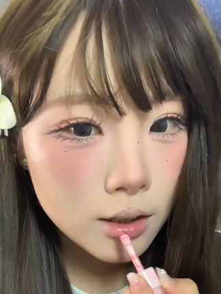 反手又救了一个无助干唇~钦点这只完全安心的草莓色 #我被口红控制了 #唯资 #平价彩妆 #镜面唇釉