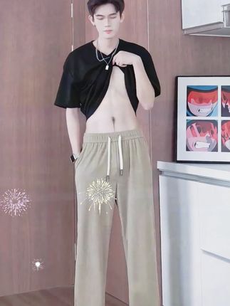 宝子们,早秋的时尚秘籍来啦!2025新款纹理休闲裤闪亮登场,专为男生大码设计哦!宽松的版型,薄款的材质,穿着超级舒适又透气。而且它真的太百搭啦,无论是搭配简约的T恤还是帅气的卫衣,都能轻松打造出潮流感。还在为找不到合适的休闲长裤而烦恼吗?赶紧入手吧,让你在这个早秋成为街头的时尚焦点!#早秋新款 #休闲裤 #大码男装 #潮流穿搭 #百搭长裤