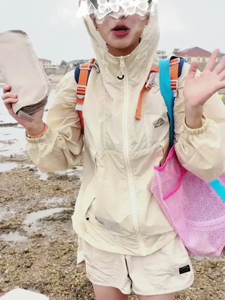 #在抖音上买的好东西 笔袋式的小马扎,1秒撑开3秒收纳,带孩子出门简直太方便了! #户外赶海抓海鲜 #宝妈推荐 #户外装备 #笔袋马扎