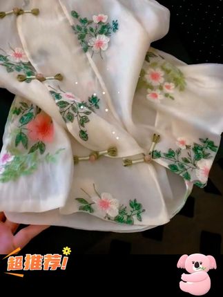 夏天穿这件中式刺绣上衣简直美晕了~ #国风女装中式 #国风古韵 #扇扇风解锁夏日凉感穿搭 #夏日穿搭主打松弛感 #夏天的正确打开方式
