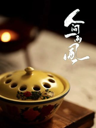 🍂秋日焚香记|一方烟云伴读书! 入秋后,越发贪恋与香相伴的时光。 在窗边焚一炷香 ,看青烟贴着秋风打旋儿, 恍惚间似有桂花落案头的错觉。 香的芬芳搭配纸页翻动的沙沙声, 瞬间感觉整个人都被治愈了📖… #秋天治愈时刻 #焚香读书 #生活仪式感 #氛围感日常 #秋日焚香