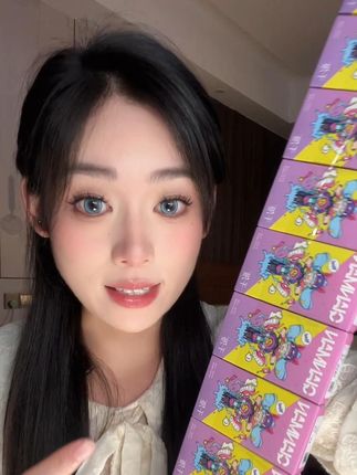 这半年抛花色设计挺巧,自带活力,三明治夹层软乎乎,戴上去眼睛像会递话~#好好看 #半年抛 #日常百搭
