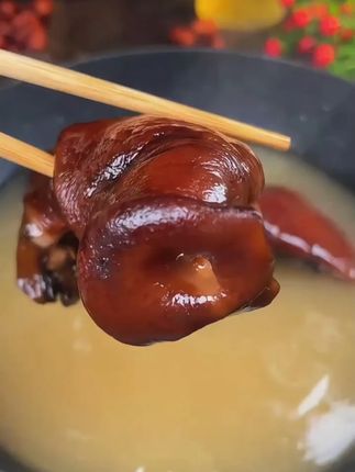 #创作灵感上热门 烟熏猪拱嘴来了,吃起来有淡淡的腊香味,口感有嚼劲,一斤有3到4个,我家大人小孩都很喜欢吃猪拱嘴,你也来尝尝吧#腊猪嘴#烟熏猪拱嘴#优质农产品#地方特色美食