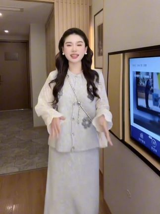 2025女装秋季新品韩版时尚清新甜美减龄花朵上衣百搭半身裙子 #秋季新款 ##谁穿谁好看#简约百搭#气质高级