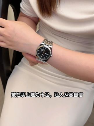 这款手表的设计太惊艳了!黑色表盘搭配银色时标,现代感十足! #时尚手表 #现代风格 #高档手表 #好物分享 #手表推荐