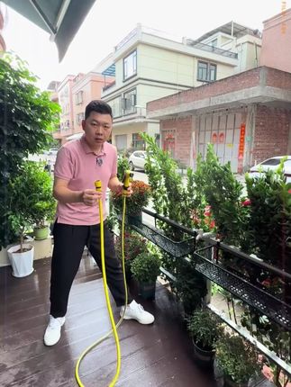 院子好物 接水龙头就可以使用,轻松在家洗车浇花浇菜冲洗地板搞卫生都可以#关注我每天分享不一样的生活小常识 #浇花神器 #花园生活 #花友 h