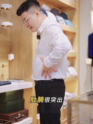 大肚子衬衫 专为男士大肚子定制的大码衬衫,独特剪裁从腰腹处加宽4-6公分着手,巧妙遮肚藏肉,瞬间还你利落身形,修身肩袖剪裁保持干练轮廓,衬托挺拔体态。竹纤维面料细腻柔滑,轻松驾驭每一个需要体面的场合。#男装#品牌#衬衫#男士衬衫#罗蒙#宽松舒适#品质衬衫#品质男装#衬衫推荐#商务休闲#立挺有型#中老年男装#男装#品牌#衬衫#男士衬衫#罗蒙#宽松舒#品质衬衫#品质男装#衬衫推荐#商务休闲#立挺有型#中老年男装#短袖衬衫#大肚子#上班穿#夏季#春天季#透气舒适#吸汗#竹纤维面料#立挺#透气#春款