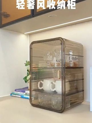 平时水杯经常放在架子上, 每次喝水的时候都要再洗一遍, 不然它上面就会有一层灰, 所以 找到了一个带柜门的杯子收纳柜, 它这个中间的隔板是可以拆卸的, 高的或者矮的杯子都可以放进去, 而且 这种又美观又实用的杯子收纳柜, 真的放哪里都好看。#杯子收纳架 #杯子收纳盒 #好物推荐回购 #二创激励计划 #种草