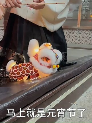 超级无敌好看的醒狮灯笼,这小狮子也太活灵活现了吧!小朋友中秋节必备。#花灯 #醒狮灯笼 #中秋节花灯 #中秋节灯笼