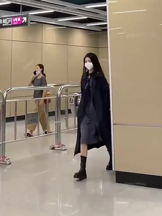 2025秋季新款!韩版女中长款黑色风衣,小个子必备! #风衣休闲百搭 #女款黑色风衣 #女士风衣外套 #休闲百搭风衣 #黑色中长款风衣