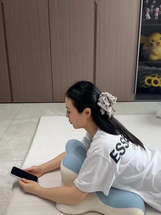 普通人打工的梦中情枕来了, 一下班就恨不得趴床上, 脖子无负担的感觉真的很棒! 趴着玩儿, 脖子有支撑, 改善长期低头玩手机 导致的不良体态。 躺着完宫穴贴合支撑肩颈, 垫高手臂, 缓解手臂紧张, 还可以缓解肩颈疲劳, 释放打工牛马的疲惫。 设计符合人体工学科学分区, 双重记忆棉分区支撑, 玩累了下滑, 一躺安享每一天睡眠。#靠枕 #抱枕 #家居好物 #好物推荐🔥 #超便宜超划算