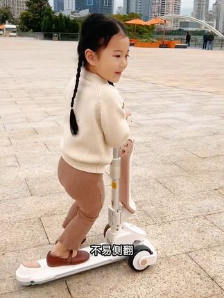 谁发明的滑板车?我家娃已经半天不回家了!#滑板车 #日常遛娃系列