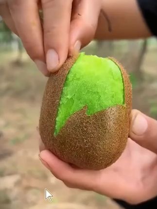 来自陕西的绿心猕猴桃,果香浓郁,香甜多汁,水份充足 你喜欢吃吗?#放软了吃香甜软糯 #好吃不贵经济实惠