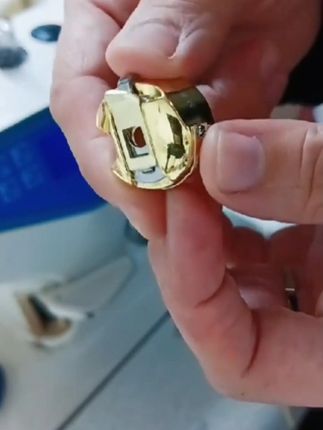 进口镀钛金色锁壳电脑平车梭芯套带弹片工业缝纫机梭心配件#进口镀 #钛金色 #锁壳 #梭芯套 #梭心配件