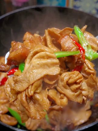 它长得像肉的素肉大豆耳,蛋白质丰富既有肉的口感又有大豆的豆香味,吃起来比肉还香。做法多样还可以凉拌、炒菜、涮火锅都很好吃#下饭菜 #美味下饭菜 #香迷糊了 #妈呀太香了