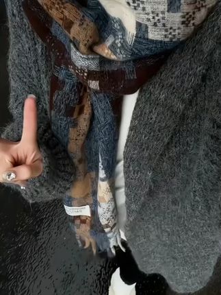 秋天咱就来个氛围感围巾 好哥哥好姐姐们不扎脖子老舒服老宽老软了#围巾  #氛围感  #保暖又好看  #秋冬围巾