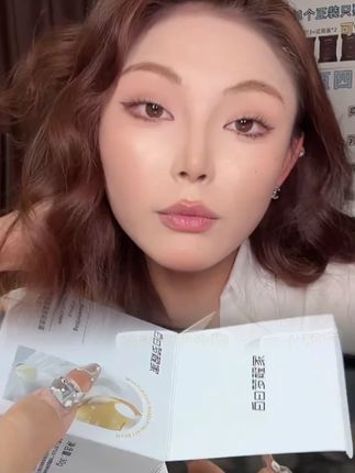 到底是谁在换季卡粉起皮,用了白日梦醒家的贴贴霜,包你不会有这些困扰!#贴贴霜 #妆前乳 #白日梦醒家 #底妆 #服帖