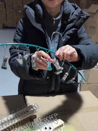 爆款8钩木质衣架,内衣收纳神器超实用! #吊带收纳 #8钩木质衣架 #爆款热卖 #吊带衣架 #多功能衣架