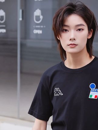 📦 “拆开夏天,里面是:半颗梅子、三声蝉鸣、一封未寄的信。”#夏季新款 #短袖t恤 #ootd穿搭 #谁穿谁好看 #正是在夏