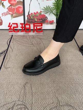 还在为送妈妈什么礼物发愁吗?送妈妈这份走心的礼物,她一定喜欢 子女的孝心,就藏在这份贴心里,防滑鞋底,安全满分,柔软材质,走路不累脚妈妈鞋春秋款单鞋2025年新款一脚蹬中老年老人中年软底防滑女鞋平底女士舒适皮鞋50岁闰月鞋老太太老年春季奶奶鞋休闲鞋妇女#妈妈单鞋 #妈妈鞋 #妈妈皮鞋 #妈妈单鞋新款 #妈妈单鞋中老年皮鞋
