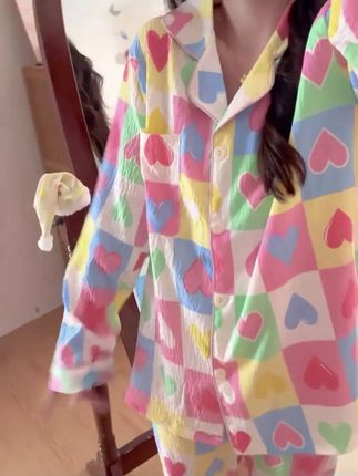 好喜欢这个彩色爱心卡通睡衣!少女感满满!#睡衣穿搭 #早秋睡衣分享 #秋季睡衣推荐 #少女心好物 #开学穿搭