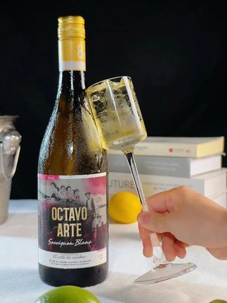 长相思干白葡萄酒,今年的葡萄酒安排上了! 谁说喝酒必胖脸,今年的葡萄酒安排上了西班牙原瓶进口的长相思干白,简直是健身党绝配,11.5度的快乐来得又猛又爽,咽下去清爽酸冽,像在嘴里开了场水果派对,青苹果的脆、百香果的香、青柠檬的鲜,关键是酒石酸还能帮身体减负,减脂期也能放心炫,这快乐谁能拒绝!#今年的葡萄酒安排上了 #微醺必备高颜值酒 #长相思干白 #白葡萄酒 #长相思白葡萄酒