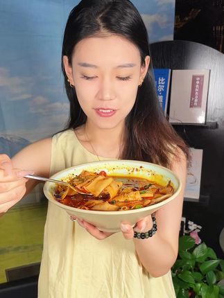 老陕秘方大公开!一碗油泼辣子片片面香到舔碗! #陕西风味 #油泼辣子片片面 #片片面 #好吃过瘾