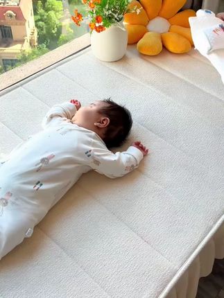 #新生儿 宝宝是不可以歪着头睡的,为了避免睡成偏头或斜颈,还好准备了这个 #定型枕 面料柔软又亲肤,还是A类品质!透气不闷热 #母婴好物 #矫正宝宝头型的枕头