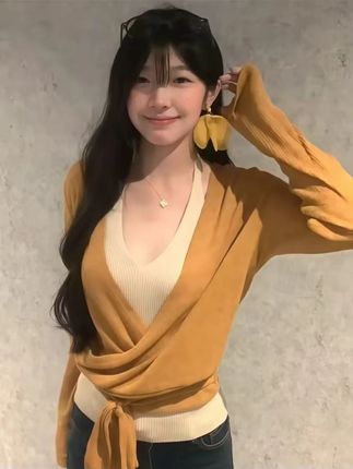 黄色V领绑带长袖针织衫女2025早秋新款纯欲收腰修身显瘦百搭上衣 #ootd穿搭 #今天穿什么 #时髦精 #小众设计感 #百搭上衣