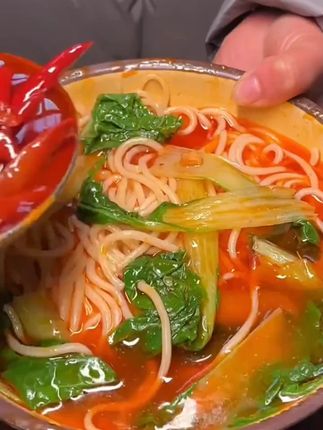 喜欢吃板面的朋友看过来啊,我们家这个板面底料是专门给板面馆供应的,今天给大家放福利了,一袋就能做一大碗板面,而且还是正宗的太和板面底料,吃起来又香又辣,特别过瘾。它是那种很浓的汤汁,用来拌面条或者蘸着馍吃都很不错,喜欢吃的赶紧去下单吧!#板面底料 #调味料 #调料 #板面调料 #板面调味料