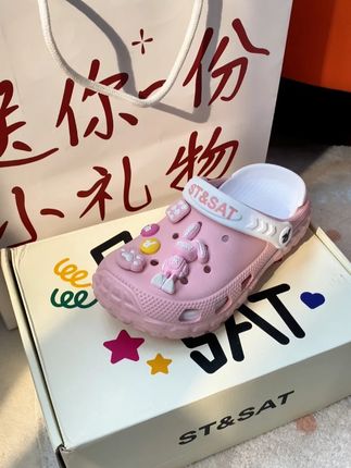戳满每一个洞 真的get到diy洞洞鞋的快乐了#星期六童鞋 #洞洞鞋 #洞门玩出花 #儿童凉鞋 #好鞋推荐 T