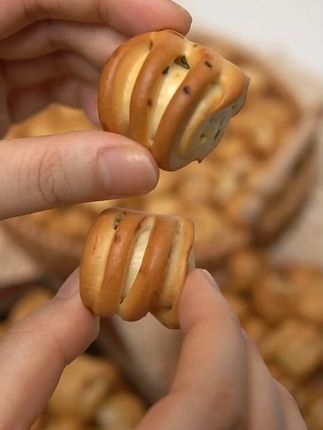 山西特产纯碱烤馍健康小花卷非油炸碱水馍早餐零食酥脆烤馒头馍丁 #山西特产 #纯碱烤馍 #妈呀太香了 #大人小孩都爱吃 #又香又酥又脆