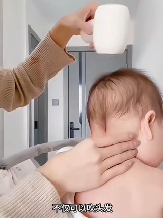 xiaobeixiong/小贝熊儿童适用无线吹风机标准宝宝 洗完头一定要给宝宝吹干避免着凉头疼给宝宝吹头发很配合呢,吹干很开心#记录宝宝 #爸爸带娃 #吹头发 #爱洗头的小宝宝