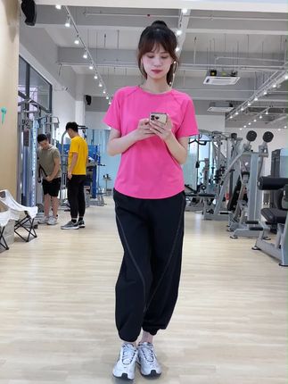 运动 在运动的海洋中,释放内心的激情和欢乐。 #夏季新款 #见人不如健身 #谁穿谁好看 #运动裤