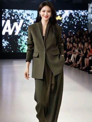 设计款西装阔腿裤围巾三件套 宝子们!早秋「职场气场作弊码」来啦✨这套榉木绿西装套装,直接把「藏肉+高级感」焊死~西装外套剪裁利落,悄悄兜住肩背肉肉,垂坠设计一衬,腰线瞬间清晰;阔腿裤像“长腿滤镜”,胯宽、大腿肉肉一键隐形,垂坠感走路带风还显腿直~整套穿是秀场级干练大女主风,拆分更绝:西装搭牛仔短裤,甜酷感拉满;裤子配针织衫,温柔松弛感直接爆棚~榉木绿不挑人,微胖姐妹闭眼入,显瘦buff叠满,走到哪都像“行走的时尚模板”👇 戳购物车,把高级感焊进衣柜~#西装套装#整个时尚圈都在等入chill#西装阔腿裤#高级感穿搭#职业套装