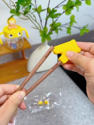 宝宝的训练筷就选这种实木的,加个辅助器上手就会用,在也不用大人喂饭了 #儿童筷子 #生活好帮手 #儿童训练筷 #母婴好物 #实木筷子