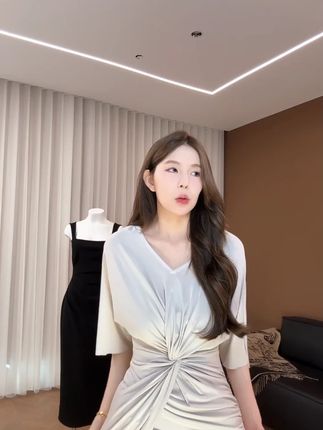 舒胡蕾 午后慵懒 高级感扭结皱褶修身收腰包臀针织连衣短裙 #显瘦穿搭 #夏季新款 #显瘦遮肉 #连衣裙 #显瘦显高