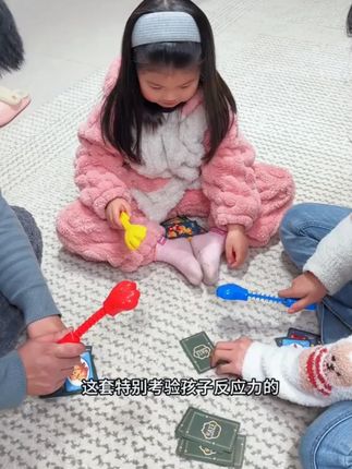 一个要靠反应力取胜的桌游,融入了猫抓老鼠的主题,小猫爪可以吸住卡片太有意思了#亲子互动 #儿童桌游