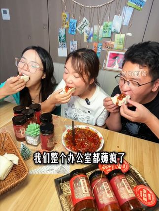 妈呀!吃第一口就是小时候妈妈做的那个味道,用传统瓦盆晾晒的西瓜酱,不管是夹馒头还是拌面条米饭,香的很#妈呀太香了 #美食 #强烈推荐 #西瓜酱豆 #奶奶的酱